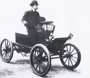 Santos-Dumont e seu Peugeot, primeiro automóvel na América Latina