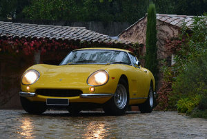 --Legenda 03: Parece GT Malzoni anabolizado, mas é Ferrari 275 GTB/2 do mesmo 1966. Estimativa em US$ 3.640M a 4.300M. 