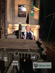 Belini, presidente da FCA, festeja a bordo de um Jeep 1942, criador da noção de independência dentro do cenário de mobilidade.