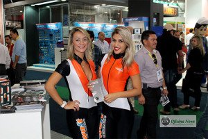 Muitas garotas pela feira 