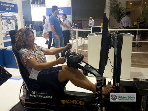 Também experimentei o simulador da Monroe, que oferece diferentes condições de condução do veículo, para ajudar o público a compreender melhor o funcionamento da suspensão e sua importância para a segurança do veículo. 