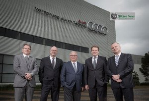 Da esquerda para a direita, Peter Will, Diretor de Manufatura da planta; Dr. Georg Richartz, Diretor de Produção Internacional da marca; Prof. Dr. Ing. Hubert Waltl e Dr. Bernd Martens, membros do board da AUDI AG para produção e compras; e Jörg Hofmann, Presidente e CEO da Audi do Brasil