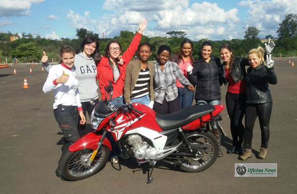 Honda oferece curso de pilotagem de motos para mulheres