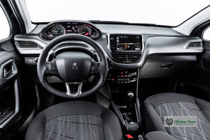 Peugeot 208 conta com cockpit tecnológico e teto panorâmico 