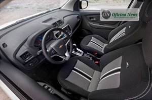 Por dentro, um carro confortável e cheio de tecnologia