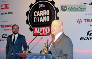 José Loureiro (d) engenheiro da Volkswagen, recebe o prêmio de César Bérgamo, da Editora Globo (foto de Rafael Jota )