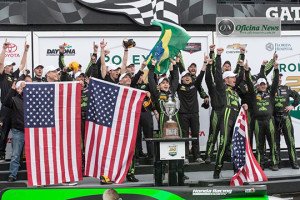 A festa no pódio e o troféu quase maior que o piloto brasileiro (Foto José Mario Dias)