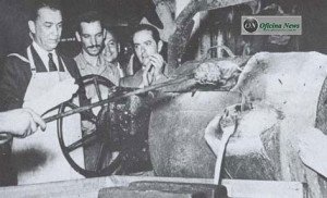 Eleito, em fins de novembro de 1955, JK na fundição do 1º motor brasileiro, o Mercedes pela Sofunge