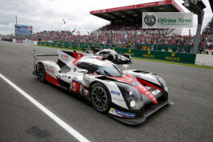 O Toyota que liderava e o Porsche que venceu (Foto Toyota Gazoo)