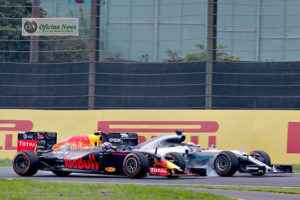 Disputa de freada entre Verstappen e Hamilton: o holandês levou a melhor (Foto Red Bull)