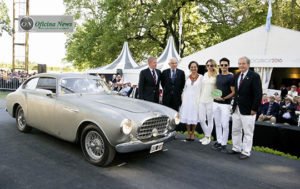 Mathias Sielecki, d, recebe prêmio. Pai ausente