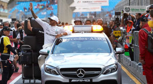 Cena impossível nos tempos de Bernie: Hamilton passeia pelo pitlane sentado na porta de um carro de apoio (Mercedes)