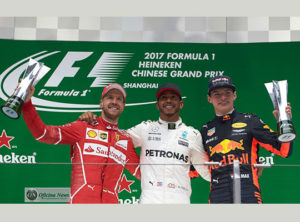 Os top 3 no campeonato: Vettel e Hamilton, co-líderes com 43 pontos, e Verstappen, terceiro com 25 (Mercedes)