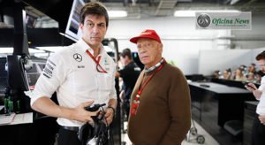 Niki Lauda, aqui ao lado de Toto Wolff, recebeu um transplante de pulmões e se recupera satisfatoriamente (Mercedes)