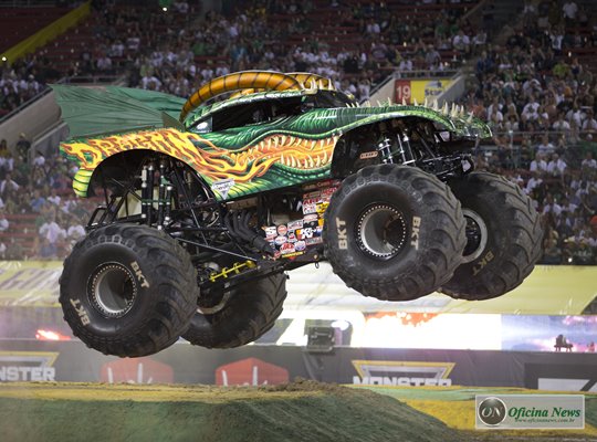 Ipiranga leva uma atração para o público no Monster Jam