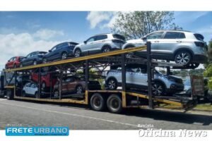 Volkswagen empresta veículos ao SENAI para aprimorar qualificação  Em regime de Comodato, Volkswagen empresta veículos ao SENAI para aprimorar qualificação técnica e profissional. Ao longo do 1º semestre de 2022 40 carros serão emprestados para as escolas do Serviço Nacional de Aprendizagem Industrial (SENAI) de todo o Brasil, pelo período de 2 anos. As primeiras 22 unidades, incluindo o Golf GTE Híbrido Plug-in, já começam a ser entregues.  Segundo a marca, o objetivo do Programa de Comodato é contribuir para a excelência dos cursos de qualificação profissional oferecidos aos alunos da instituição, que terão contato com o que existe de mais inovador em tecnologia e segurança na indústria automotiva. Os veículos serão utilizados em aulas práticas de cursos como mecânica e eletricidade automotiva, por exemplo. Entre no nosso podcast  Acesse os vídeos do You Tube Leia a Revista Oficina News completa  O primeiro lote inclui modelos do Up!, Polo, Virtus, Nivus e T-Cross, além de unidades do Golf GTE híbrido plug-in que possibilitará aos estudantes conhecer mais sobre sistemas de eletrificação.  Os carros estão sendo encaminhados para escolas nos estados de Minas Gerais, Pernambuco, Rio Grande do Norte, Rio Grande do Sul, Santa Catarina e São Paulo, além do Distrito Federal. A ação é coordenada pelas áreas de Sustentabilidade (Responsabilidade Social) e Academia de Vendas e Pós-Vendas da Volkswagen do Brasil. “Há décadas, a parceria entre a VW e o SENAI vem contribuindo para a formação profissional de milhares de brasileiros. Com esses novos empréstimos, esperamos ampliar ainda mais a qualidade dos cursos oferecidos, atualizando os modelos de veículos disponíveis e levando aos alunos do SENAI e futuros mecânicos todo o conhecimento de ponta embarcado nos carros da Volkswagen”, afirma Ricardo Bianchi, Gerente de Desenvolvimento da Rede de Concessionários, responsável pela Academia Volkswagen. As escolas beneficiadas são definidas em conjunto pela Academia VW e o SENAI, atualmente responsável por sediar os Centros de Treinamento da Volkswagen em diversos estados. Além dos carros, a montadora apoia a formação dos educadores, disponibilizando técnicos para capacitar os professores do SENAI nas tecnologias dos veículos Volkswagen - as primeiras turmas devem formar mais de 30 educadores.  Os carros que fazem parte do Programa de Comodato foram previamente usados em testes internos, não podem ser comercializados e tinham como destino a sucata. Assim, essa iniciativa amplia seu ciclo de vida, dando nova finalidade aos modelos.