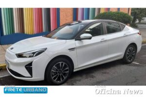 JAC E-J7: mobilidade elétrica em sedã premium 