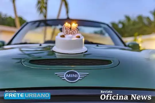 MINI completa 65 anos com alusão aos modelos icônicos da marca