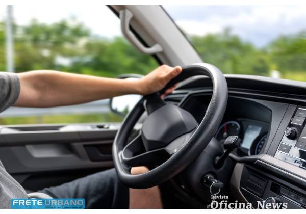 Volante desalinhado indica falhas na suspensão e direção