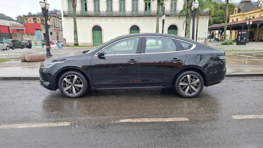 BYD King: híbrido plug-in combina motor 1.5 turbo e elétrico