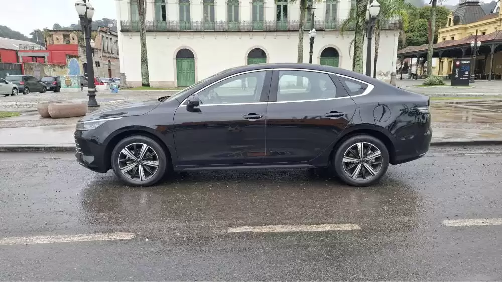 BYD King: híbrido plug-in combina motor 1.5 turbo e elétrico